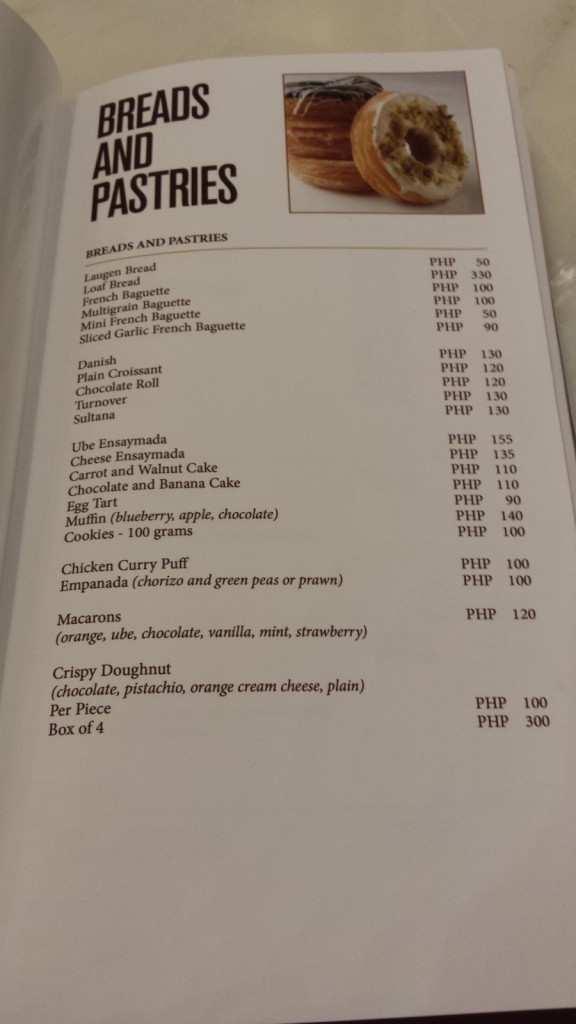 20140111 203857 e1389576773852 576x1024 高級ホテルにあるカフェ Cafe Maxims でなぜかラーメンバーガーが提供されていた