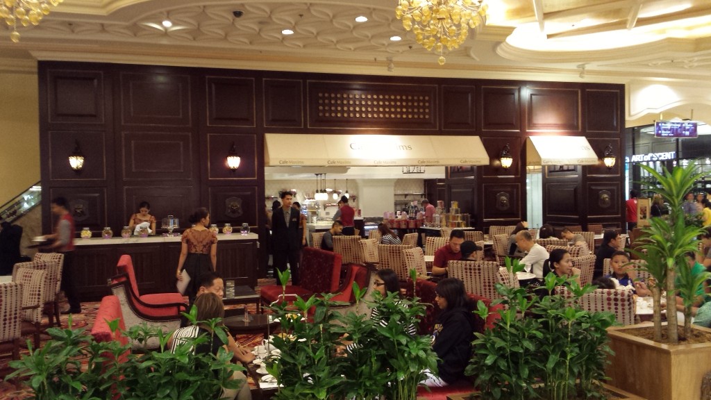 20140111 205937 1024x576 高級ホテルにあるカフェ Cafe Maxims でなぜかラーメンバーガーが提供されていた