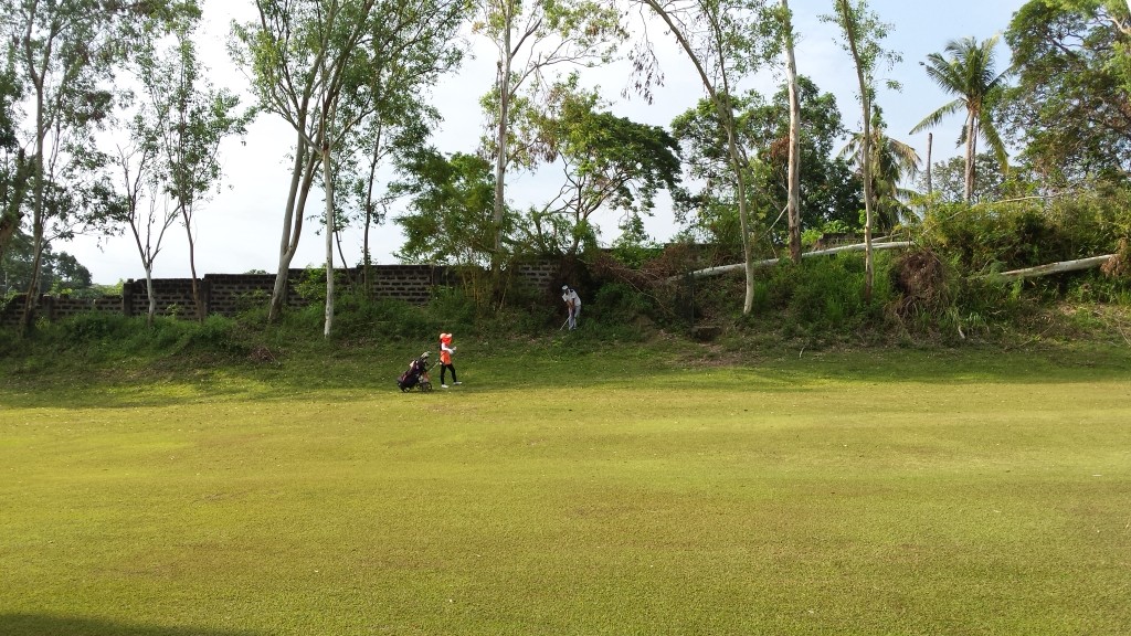 20140816 080003 1024x576 フィリピンはスループレーでキャディ付！マニラのKC Filipinasに行ってゴルフしてきた